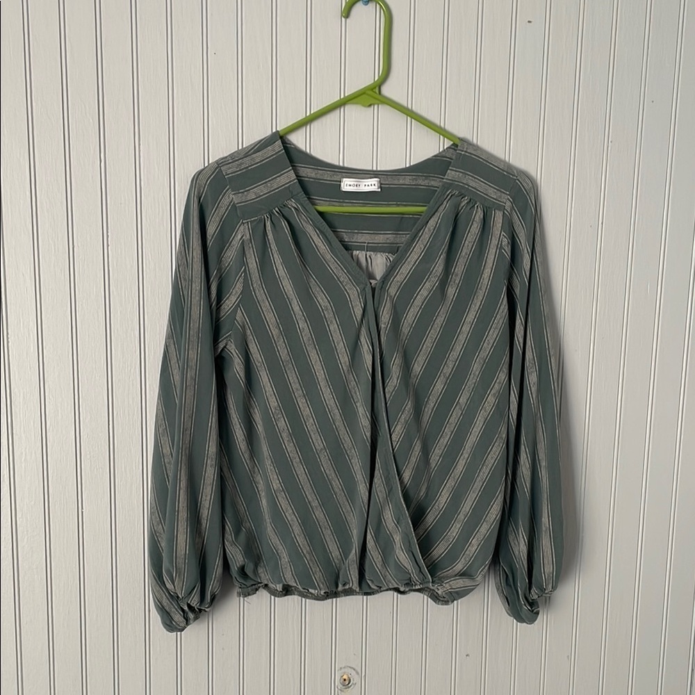 Emory Park Green Stripped V-Neck Long Sleeve Blouse | Size Large